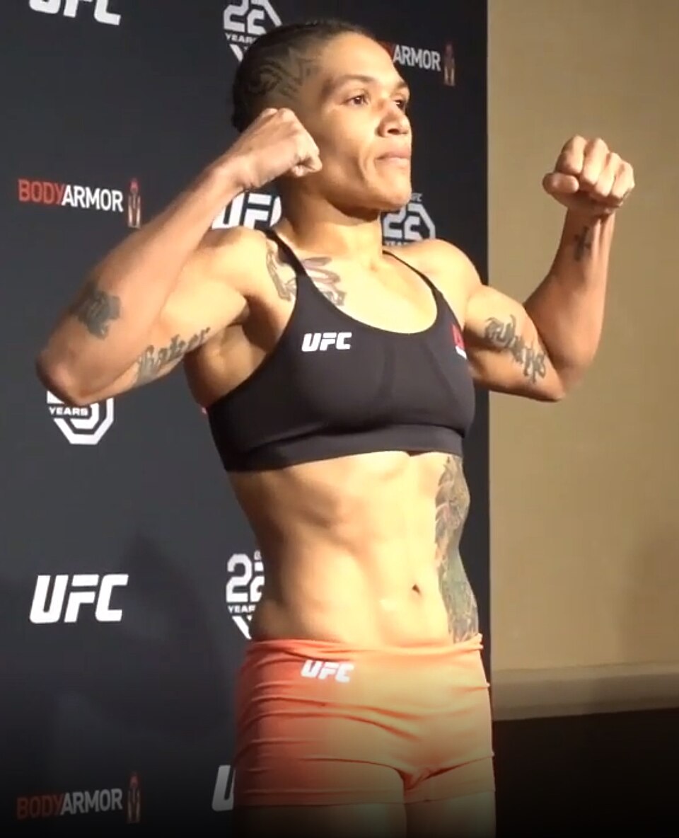 Athlète de MMA sur scène après une pesée officielle