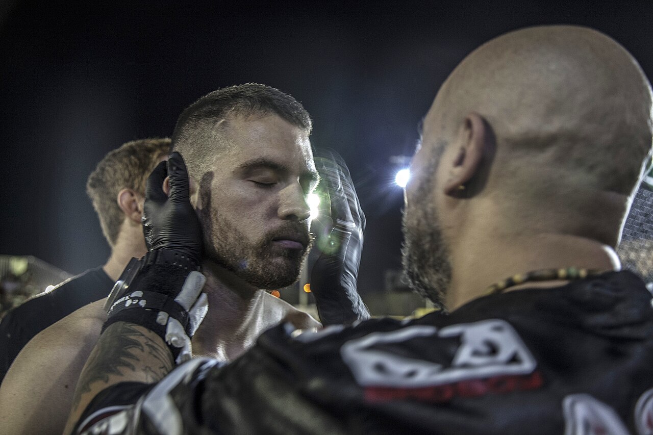 Combat de MMA dans une cage sous les lumières de l’événement