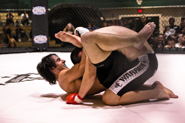 Phase de grappling lors d’un combat de MMA en cage